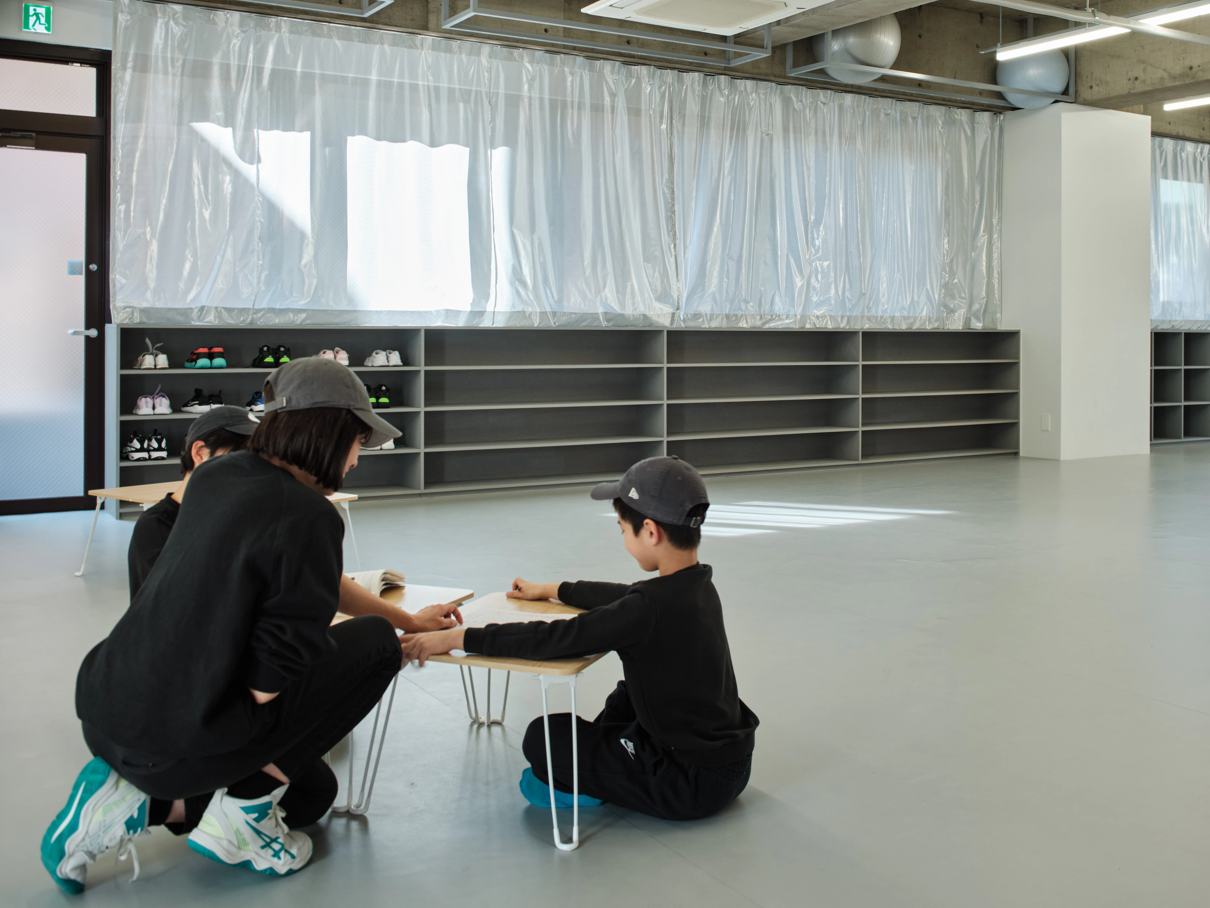 スタッフが子どもの学習をサポート