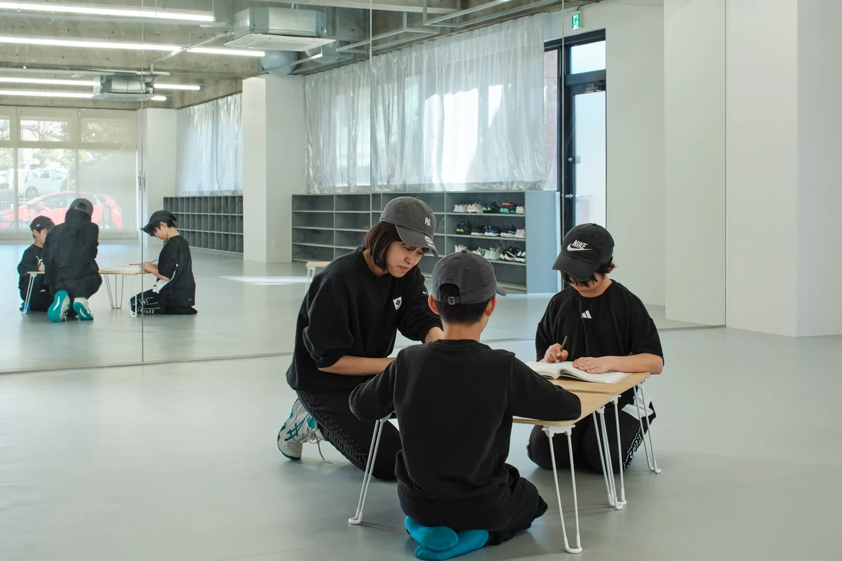 子どもたちの学習をサポートする先生