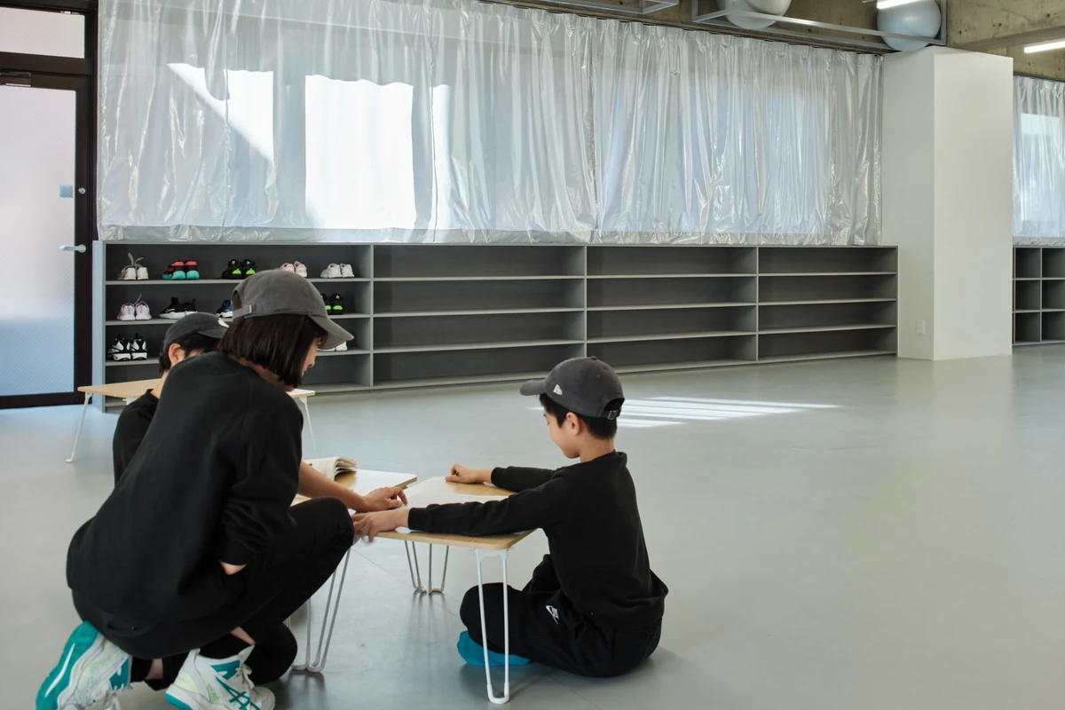 机で学習に取り組む子どもと先生