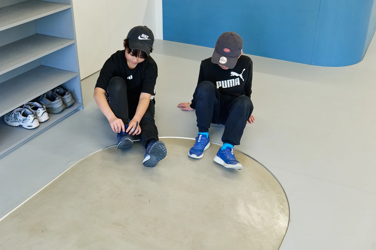 運動の前に靴を履く子どもたち